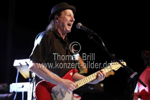 Amerikanische Musiker Jerry Harrison und Adrian Belew gastieren in Begleitung ihrer All-Star-Band auf ihrer 