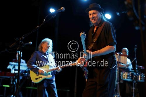 Amerikanische Musiker Jerry Harrison und Adrian Belew gastieren in Begleitung ihrer All-Star-Band auf ihrer 