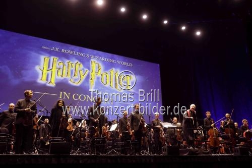 Die Neue Philharmonie Westfalen unter der Leitung von Benjamin Pope spielt die Filmmusik Harry Potter und der Stein der Weisen in Concert in der Lanxess-Arena Köln (© Thomas Brill)