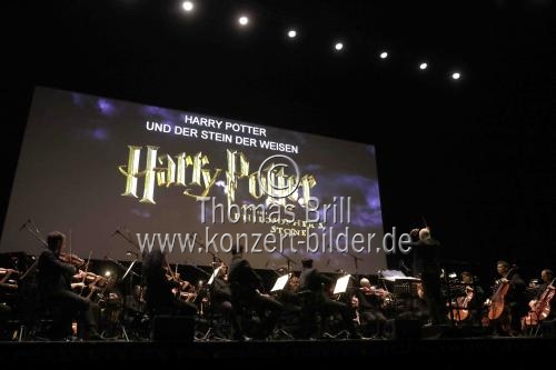 Die Neue Philharmonie Westfalen unter der Leitung von Benjamin Pope spielt die Filmmusik Harry Potter und der Stein der Weisen in Concert in der Lanxess-Arena Köln (&copy; Thomas Brill)