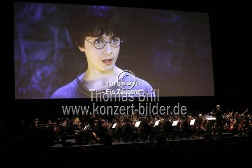 Die Neue Philharmonie Westfalen unter der Leitung von Benjamin Pope spielt die Filmmusik Harry Potter und der Stein der Weisen in Concert in der Lanxess-Arena Köln (&copy; Thomas Brill)