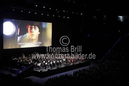 Die Neue Philharmonie Westfalen unter der Leitung von Benjamin Pope spielt die Filmmusik Harry Potter und der Stein der Weisen in Concert in der Lanxess-Arena Köln (&copy; Thomas Brill)