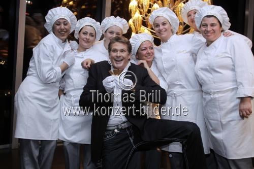 Amerikanische Schauspieler und Sänger David Hasselhoff beim Gießen von einem Schokoladen-Weihnachtsmann im Schokoladenmuseum Köln  (© Thomas Brill)
