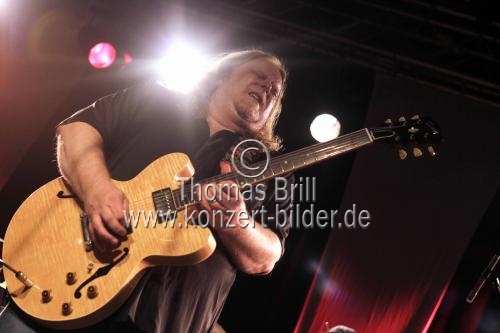 Amerikanischer Rock- und Blues-Gitarrist Warren Haynes gastierte auf seiner 