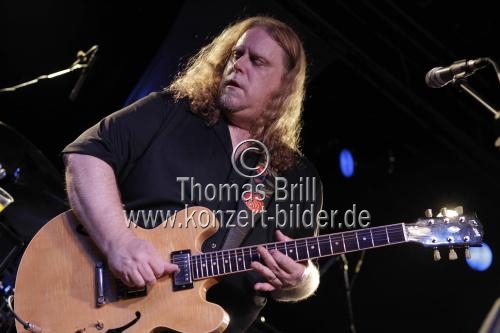 Amerikanischer Rock- und Blues-Gitarrist Warren Haynes gastierte auf seiner 