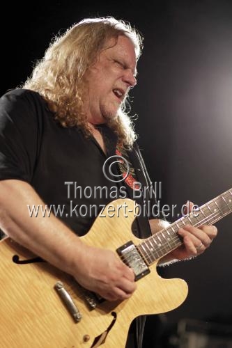 Amerikanischer Rock- und Blues-Gitarrist Warren Haynes gastierte auf seiner 