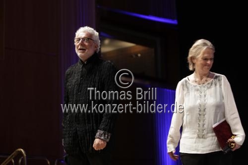 Der österreichische Aktionskünstler André Heller und die deutsche Schriftstellerin Elke Heidenreich reisen in den Süden im Klaus-von-Bismarck-Saal des WDR Funkhaus Köln (&copy; Thomas Brill)