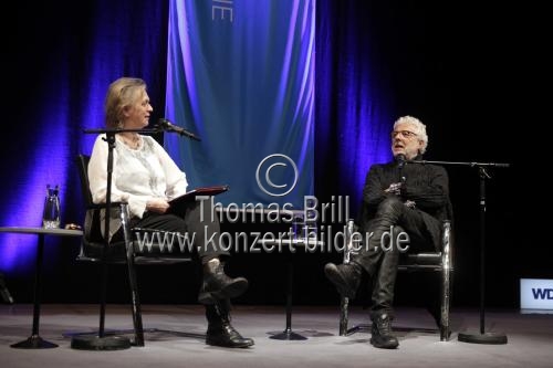 Der österreichische Aktionskünstler André Heller und die deutsche Schriftstellerin Elke Heidenreich reisen in den Süden im Klaus-von-Bismarck-Saal des WDR Funkhaus Köln (&copy; Thomas Brill)