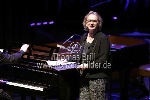 Elke Heidenreich, Reinhold Beckmann, Senta Berger, Till Brönner, Michael Hansonis, Marc-Aurel Floros und das Calmus Ensemble gastieren bei der lit.COLOGNE Gala in der Kölner Philharmonie (&copy; Thomas Brill)