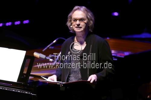 Elke Heidenreich, Reinhold Beckmann, Senta Berger, Till Brönner, Michael Hansonis, Marc-Aurel Floros und das Calmus Ensemble gastieren bei der lit.COLOGNE Gala in der Kölner Philharmonie (© Thomas Brill)