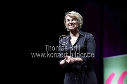 Deutsche Komikerin Carolin Kebekus spricht mit der deutschen Moderatorin Sabine Heinrich bei „Ich will den Finger in die Wunde legen“ über Frauen an der Spitze im Musical Dome Köln (© Thomas Brill)