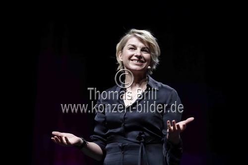 Deutsche Komikerin Carolin Kebekus spricht mit der deutschen Moderatorin Sabine Heinrich bei „Ich will den Finger in die Wunde legen“ über Frauen an der Spitze im Musical Dome Köln (&copy; Thomas Brill)