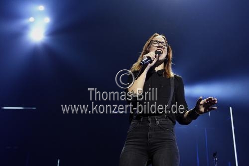 Schweizer Pop- und Soulsängerin Stefanie Heinzmann gastiert bei der Night of the Proms 2016 in der Lanxess-Arena Köln (© Thomas Brill)