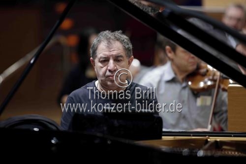 Französische Pianist Jean-François Heisser gastiert in Begleitung das Gürzenich-Orchester Köln unter der Leitung des französischen Dirigenten François-Xavier Roth in der Kölner Philharmonie (&copy; Thomas Brill)