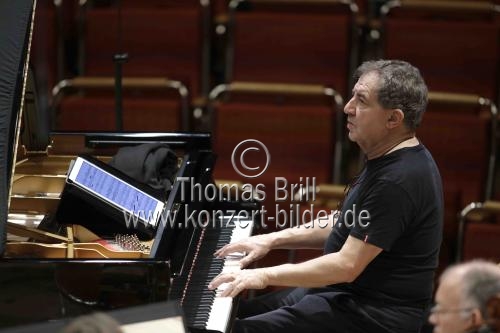 Französische Pianist Jean-François Heisser gastiert in Begleitung das Gürzenich-Orchester Köln unter der Leitung des französischen Dirigenten François-Xavier Roth in der Kölner Philharmonie (&copy; Thomas Brill)