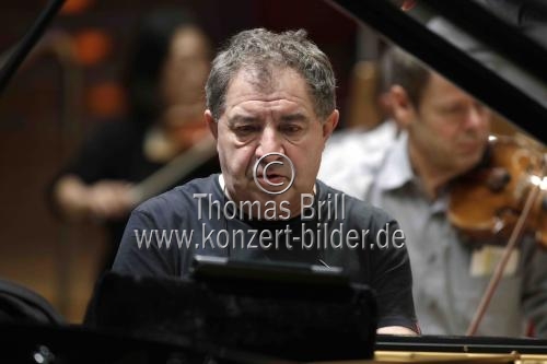 Französische Pianist Jean-François Heisser gastiert in Begleitung das Gürzenich-Orchester Köln unter der Leitung des französischen Dirigenten François-Xavier Roth in der Kölner Philharmonie (&copy; Thomas Brill)