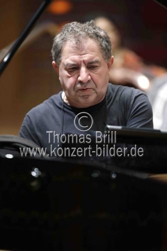 Französische Pianist Jean-François Heisser gastiert in Begleitung das Gürzenich-Orchester Köln unter der Leitung des französischen Dirigenten François-Xavier Roth in der Kölner Philharmonie (© Thomas Brill)