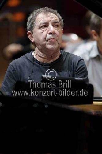 Französische Pianist Jean-François Heisser gastiert in Begleitung das Gürzenich-Orchester Köln unter der Leitung des französischen Dirigenten François-Xavier Roth in der Kölner Philharmonie (&copy; Thomas Brill)