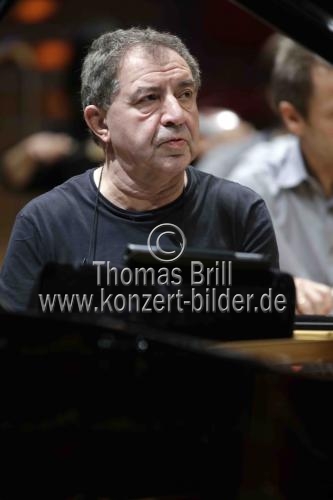 Französische Pianist Jean-François Heisser gastiert in Begleitung das Gürzenich-Orchester Köln unter der Leitung des französischen Dirigenten François-Xavier Roth in der Kölner Philharmonie (&copy; Thomas Brill)