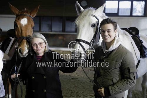 Schauspieler Louis Held und Drehbuchautorin Wenka von Mikulicz lesen aus dem Buch der Reiterhof-Abenteuer von Bibi und Tina im Zentrum für Therapeutisches Reiten Köln  (© Thomas Brill)