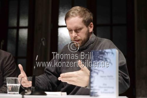 Deutsche Schriftsteller Heinz Helle liest aus seinem neuen Roman 