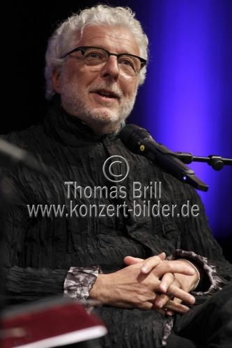 Der österreichische Aktionskünstler André Heller und die deutsche Schriftstellerin Elke Heidenreich reisen in den Süden im Klaus-von-Bismarck-Saal des WDR Funkhaus Köln (&copy; Thomas Brill)