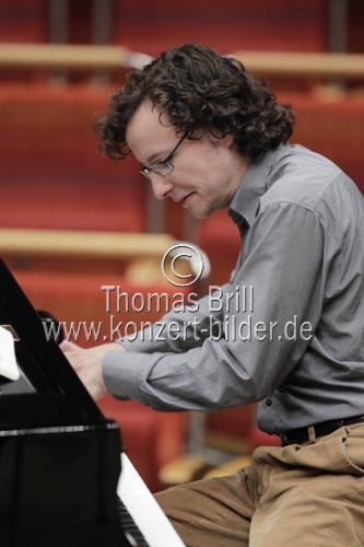 Deutscher Pianist Martin Helmchen begleitet das Gürzenich-Orchester Köln unter der Leitung des deutschen Dirigenten Markus Stenz in der Philharmonie Köln (© Thomas Brill)
