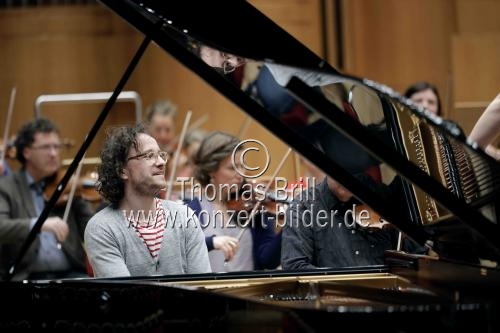 Deutsche Pianist Martin Helmchen gastiert in Begleitung der Dresdner Philharmonie unter der Leitung des deutschen Dirigenten Michael Sanderling in der Philharmonie Köln (&copy; Thomas Brill)