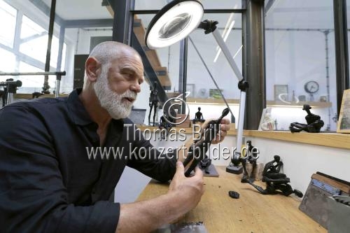 Deutscher Bildhauer Hannes Helmke in seinem Atelier in Köln (&copy; Thomas Brill)