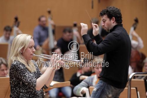 Norwegische Trompeterin Tine Thing Helseth begleitet das Gürzenich-Orchester Köln unter der Leitung des amerikanischen Dirigenten James Gaffigan in der Philharmonie Köln (&copy; Thomas Brill)