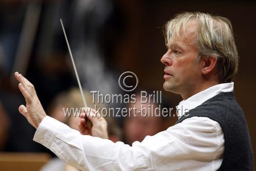 Deutscher Dirigent Thomas Hengelbrock leitet das WDR Sinfonieorchester Köln in Begleitung des deutschen Violinistin Alina Pogostkina in der Kölner Philharmonie (&copy; Thomas Brill)