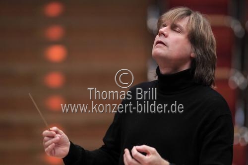 Deutsche Dirigent Wolfgang Hentrich leitet die Deutsche Streicherphilharmonie in der Philharmonie Kln (&copy; Thomas Brill)