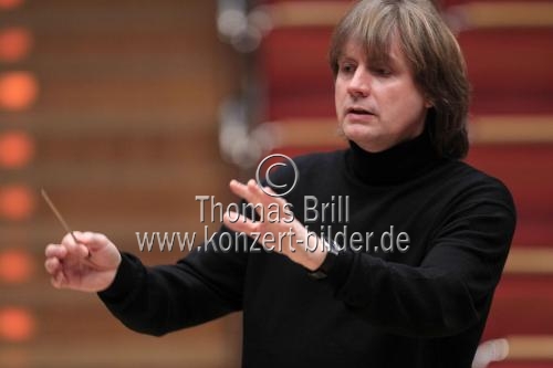Deutsche Dirigent Wolfgang Hentrich leitet die Deutsche Streicherphilharmonie in der Philharmonie Kln (&copy; Thomas Brill)