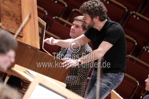 Spanische Dirigent Pablo Heras-Casado leitet das Freiburger Barockorchester in Begleitung des deutsche Pianisten Kristian Bezuidenhout in der Philharmonie Köln (&copy; Thomas Brill)