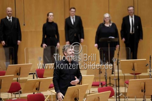 Spanische Dirigent Pablo Heras-Casado leitet das das Gürzenich-Orchester Köln in Begleitung des SWR Vokalensemble bei der Aufführung des Passionskonzert in der Kölner Philharmonie (© Thomas Brill) Spanische Dirigent Pablo Heras-Casado leitet das das Gürzenich-Orchester Köln in Begleitung des SWR Vokalensemble bei der Aufführung des Passionskonzert in der Kölner Philharmonie (© Thomas Brill)