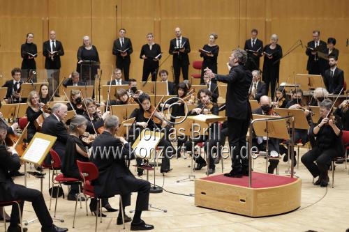 Spanische Dirigent Pablo Heras-Casado leitet das das Gürzenich-Orchester Köln in Begleitung des SWR Vokalensemble bei der Aufführung des Passionskonzert in der Kölner Philharmonie (© Thomas Brill) Spanische Dirigent Pablo Heras-Casado leitet das das Gürzenich-Orchester Köln in Begleitung des SWR Vokalensemble bei der Aufführung des Passionskonzert in der Kölner Philharmonie (© Thomas Brill)
