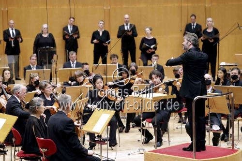 Spanische Dirigent Pablo Heras-Casado leitet das das Gürzenich-Orchester Köln in Begleitung des SWR Vokalensemble bei der Aufführung des Passionskonzert in der Kölner Philharmonie (© Thomas Brill) Spanische Dirigent Pablo Heras-Casado leitet das das Gürzenich-Orchester Köln in Begleitung des SWR Vokalensemble bei der Aufführung des Passionskonzert in der Kölner Philharmonie (© Thomas Brill)
