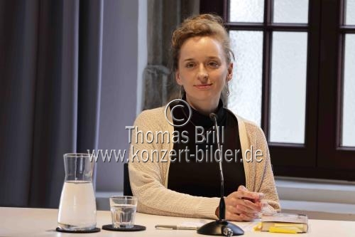 Deutsche Schriftstellerin Alina Herbing und Anabelle Assaf sprechen über Herbings Roman 