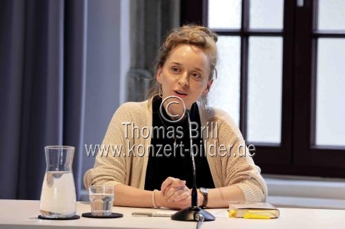 Deutsche Schriftstellerin Alina Herbing und Anabelle Assaf sprechen über Herbings Roman 