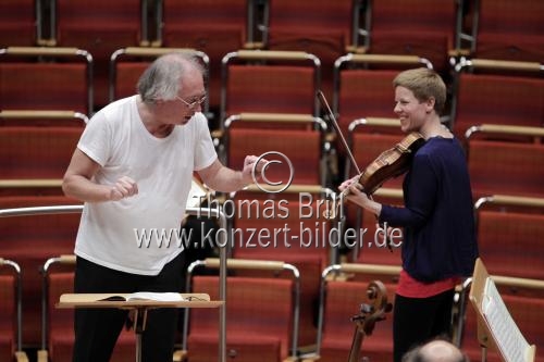 Belgischer Dirigent Philippe Herreweghe leitet das Orchestre des Champs-Élysées in Begleitung der deutschen Violinistin Isabelle Faust in der Philharmonie Köln (© Thomas Brill)