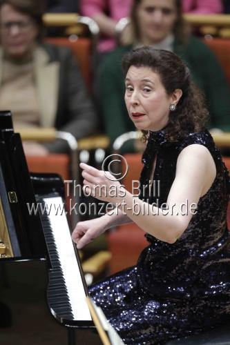 Kanadische Pianistin Angela Hewitt gastiert in Begleitung des Sinfonieorchester Wuppertal unter der Leitung des österreichischen Dirigenten Patrick Hahn in der Kölner Philharmonie (© Thomas Brill)