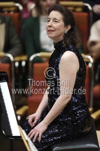 Kanadische Pianistin Angela Hewitt gastiert in Begleitung des Sinfonieorchester Wuppertal unter der Leitung des österreichischen Dirigenten Patrick Hahn in der Kölner Philharmonie (© Thomas Brill)