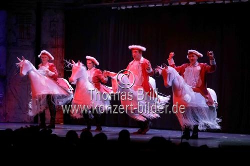 Ensemble spielt das Stück 
