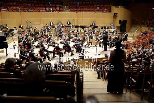 Rumänischer Dirigent Cristian Macelaru leitet das WDR Sinfonieorchester Köln in Begleitung der Sopranistin Emily Hindrichs beim Eröffnungskonzert des Festivals 