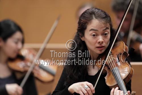 Deutsch-japanische Violinistin Midori Seiler begleitet das Concerto Köln unter der Leitung der japanische Violinistin Mayumi Hirasaki in der Philharmonie Köln (© Thomas Brill)