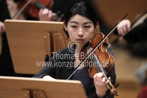 Deutsch-japanische Violinistin Midori Seiler begleitet das Concerto Köln unter der Leitung der japanische Violinistin Mayumi Hirasaki in der Philharmonie Köln (&copy; Thomas Brill)