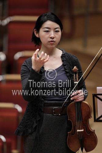 Deutsch-japanische Violinistin Midori Seiler begleitet das Concerto Köln unter der Leitung der japanische Violinistin Mayumi Hirasaki in der Philharmonie Köln (© Thomas Brill)