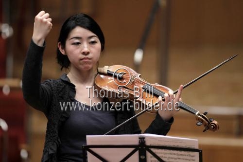 Deutsch-japanische Violinistin Midori Seiler begleitet das Concerto Köln unter der Leitung der japanische Violinistin Mayumi Hirasaki in der Philharmonie Köln (© Thomas Brill)