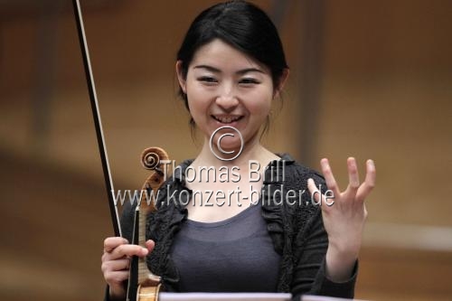 Deutsch-japanische Violinistin Midori Seiler begleitet das Concerto Köln unter der Leitung der japanische Violinistin Mayumi Hirasaki in der Philharmonie Köln (&copy; Thomas Brill)