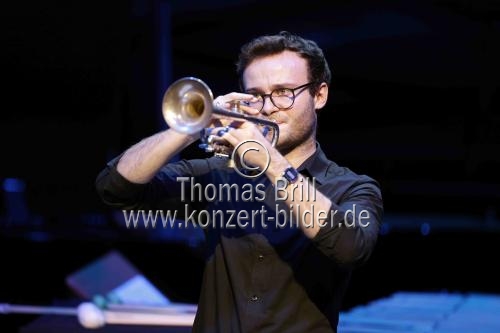 Deutsche Trompeter Simon Höfele gastiert mit seinen Freunden  Vivi Vassileva (Percussion) und Frank Dupree (Klavier) in der Kölner Philharmonie (© Thomas Brill)